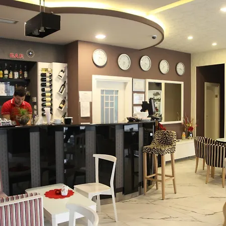 Hotel Fjortes 4*